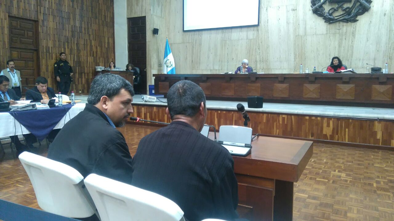 The 10th witness, don Mateo, giving his testimony accompanied by an interpreter. Photo: CMI Guatemala